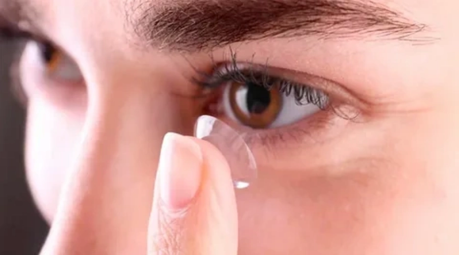 月拋隱形眼鏡可以戴多久？一天配戴時間＋使用壽命完整解析